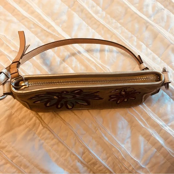 Small 🐝 Coach Handbag🐝 - Picture 6 of 8